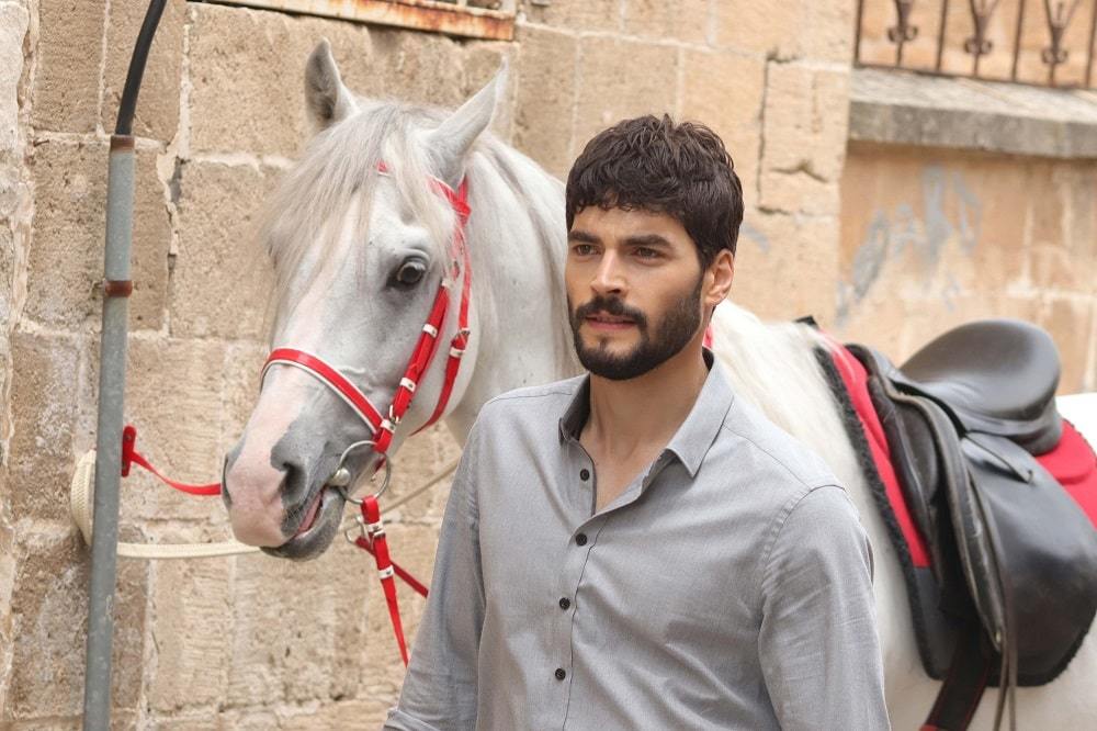 آکین آکینوزو در سریال تلویزیونی «تردید» (Hercai)